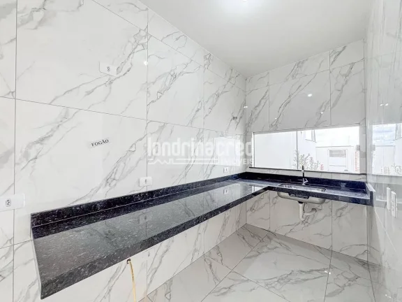 Imagem Casa geminada na Zona Oeste de Londrina com 3 dormitórios (1 suíte), sala ampla, cozinha, 2 banheiros, 2 vagas de garagem e 105m² em terreno de 150m²