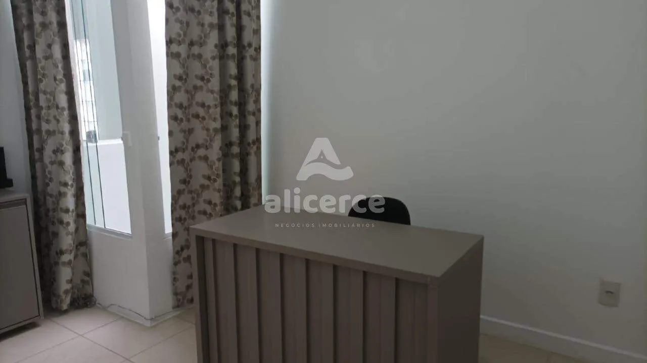 Imagem Casa para aluguel com 3 quartos, 1 suíte, sacada e garagem no Estreito. A uma quadra da Beira-Mar Continental.