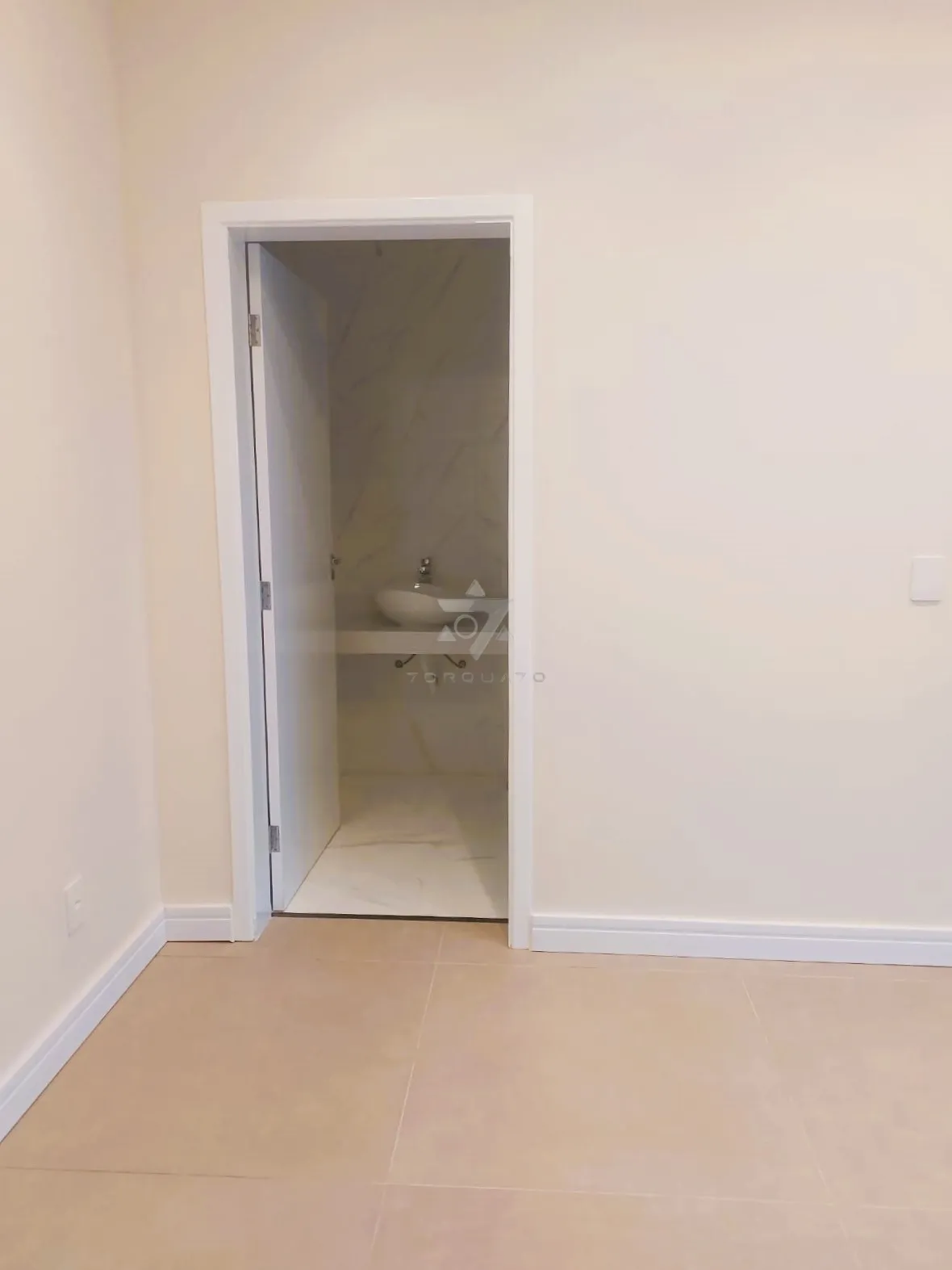Imagem Sofisticação e Conforto: Sobrado no Residencial Lago Azul
