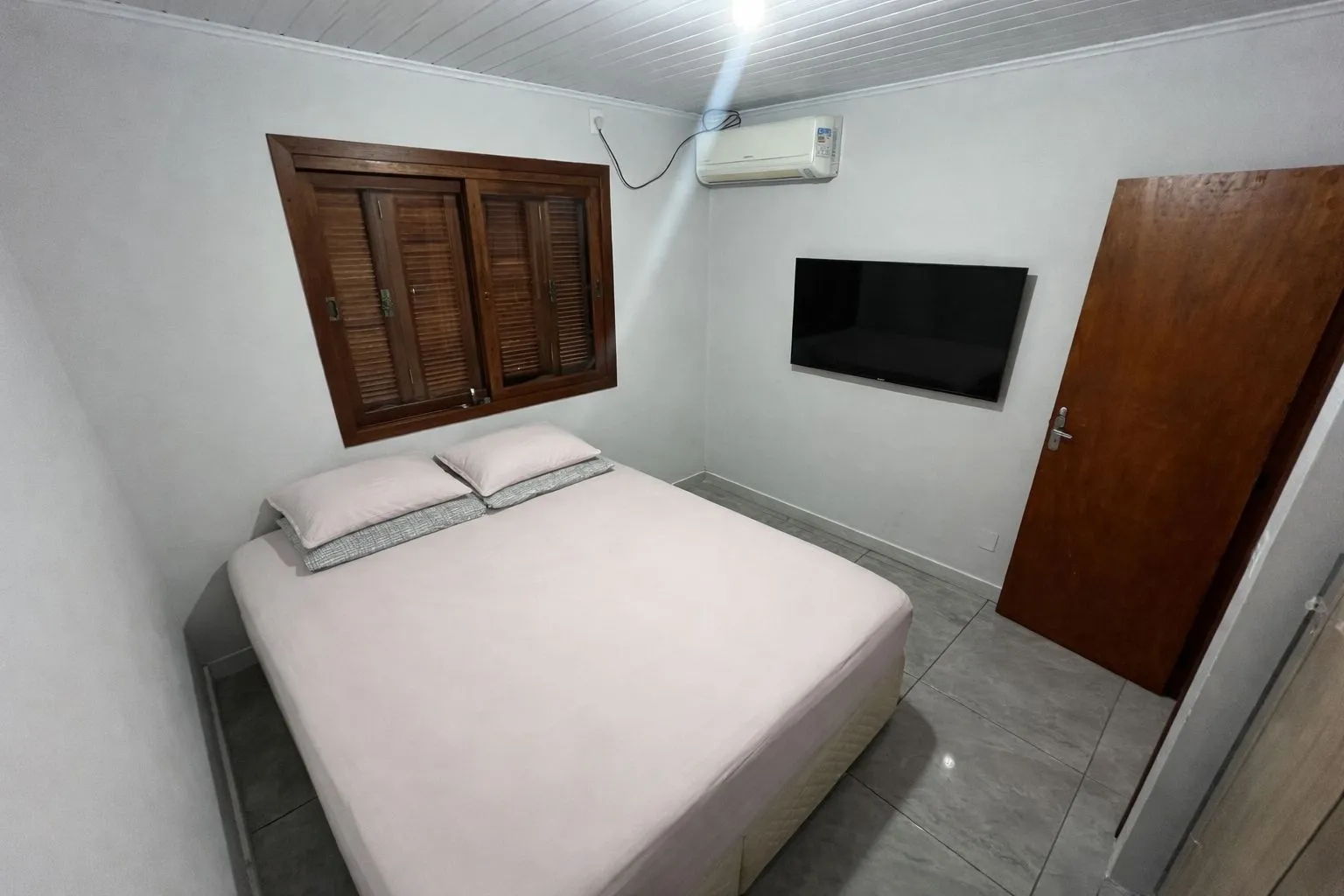 Imagem Casa com pátio grande semi-mobiliada no Bairro Camaquã.