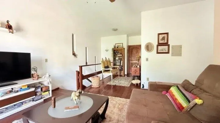 Imagem Casa de 4 dormitórios, uma suíte, pátio com piscina nos fundos e espaço para até 3 carros no Chácara das Pedras