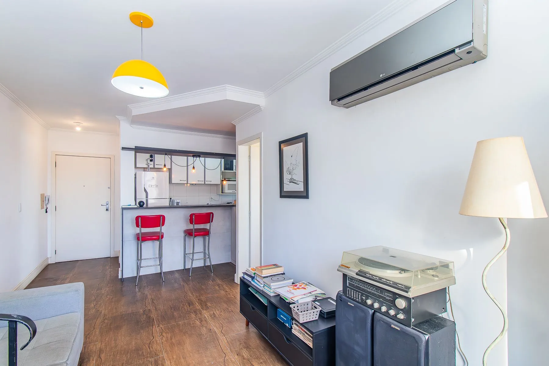 Imagem Amplo apartamento duplex com 2 dormitórios e 1 vaga de garagem.