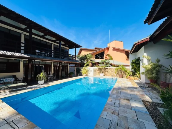 Imagem Imponente casa à venda em Riviera de São Lourenço Módulo 20: 5 quartos, 2 suítes, 3 salas, 4 vagas, 317m² de área.