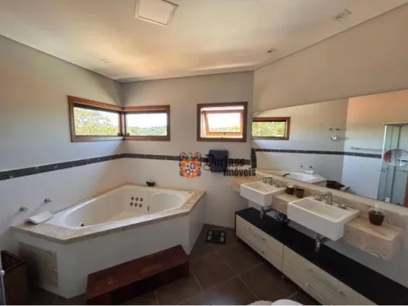Imagem Linda casa de esquina, 260m², 3 suítes, 4 vagas, com estação de recarga para carro elétrico