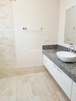 Imagem Sobrado com 4 quartos (sendo 2 suítes, uma delas no térreo), 264 m² construídos, no Condomínio ...