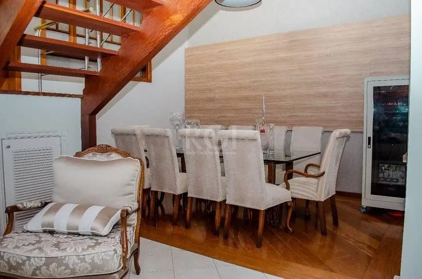 Imagem Casa com 5 dormitórios, 550 m² no Bairro Vila Jardim - Porto Alegre/RS