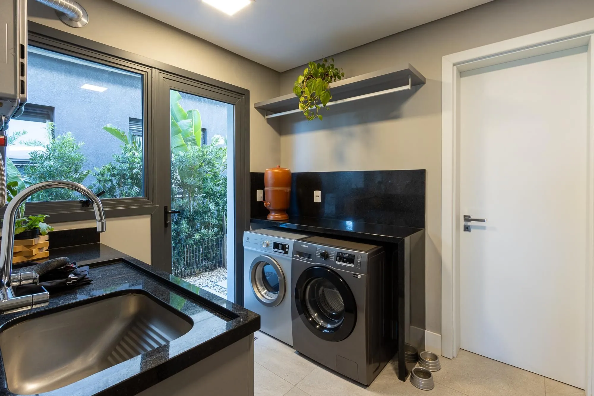 Imagem Casa em Condominio com 348m, 3 suites, 4 vagas de garagem em lote Molhado no Condominio Peninsula Ponta da Figueira.