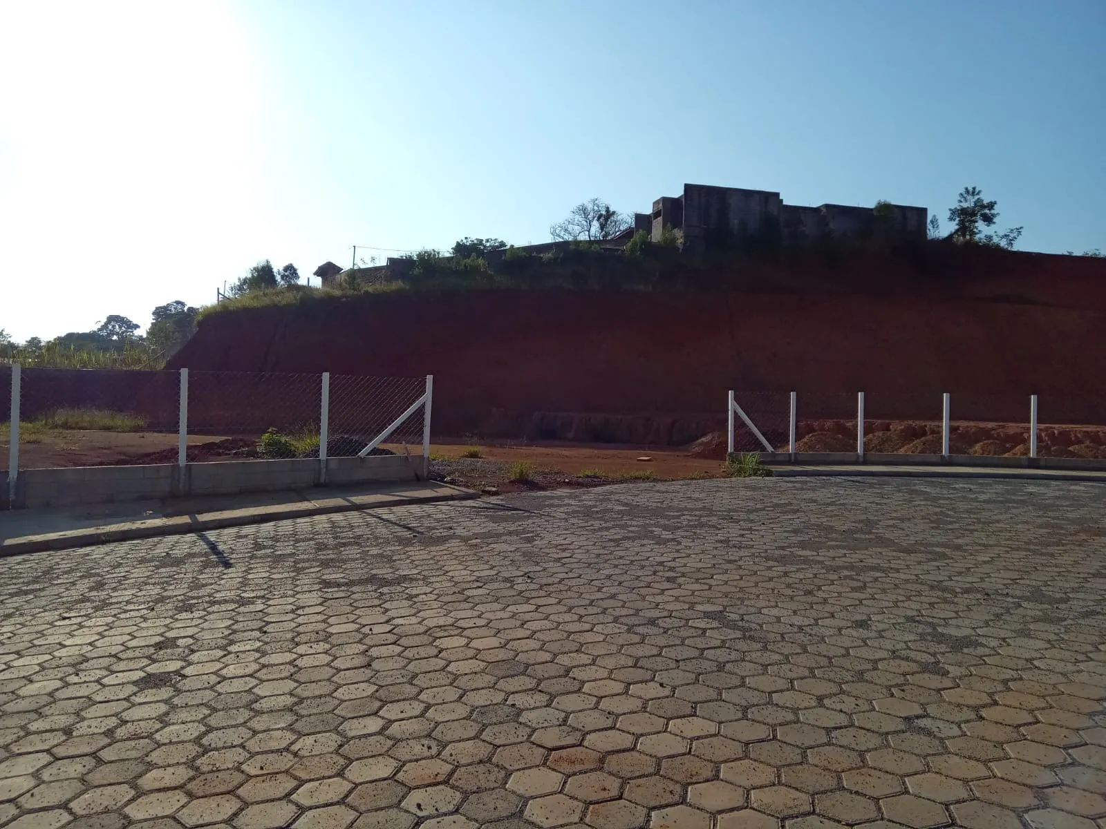 Imagem Galpão Comercial para Venda ou Locação em Cambuí-MG, Bairro Água Comprida: 1 Sala, 2 Banheiros, 5 Vagas de Garagem, 3.600m² de Área.