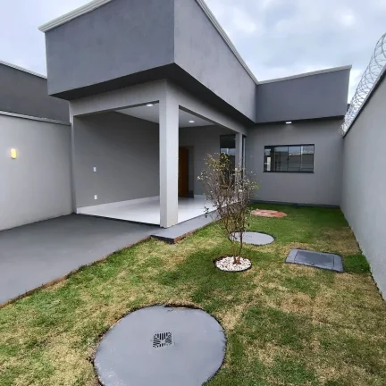 Imagem Casa De 2/4 Com Suite Om Quintal Grande E Otimo Acabamento No Parque Montreal