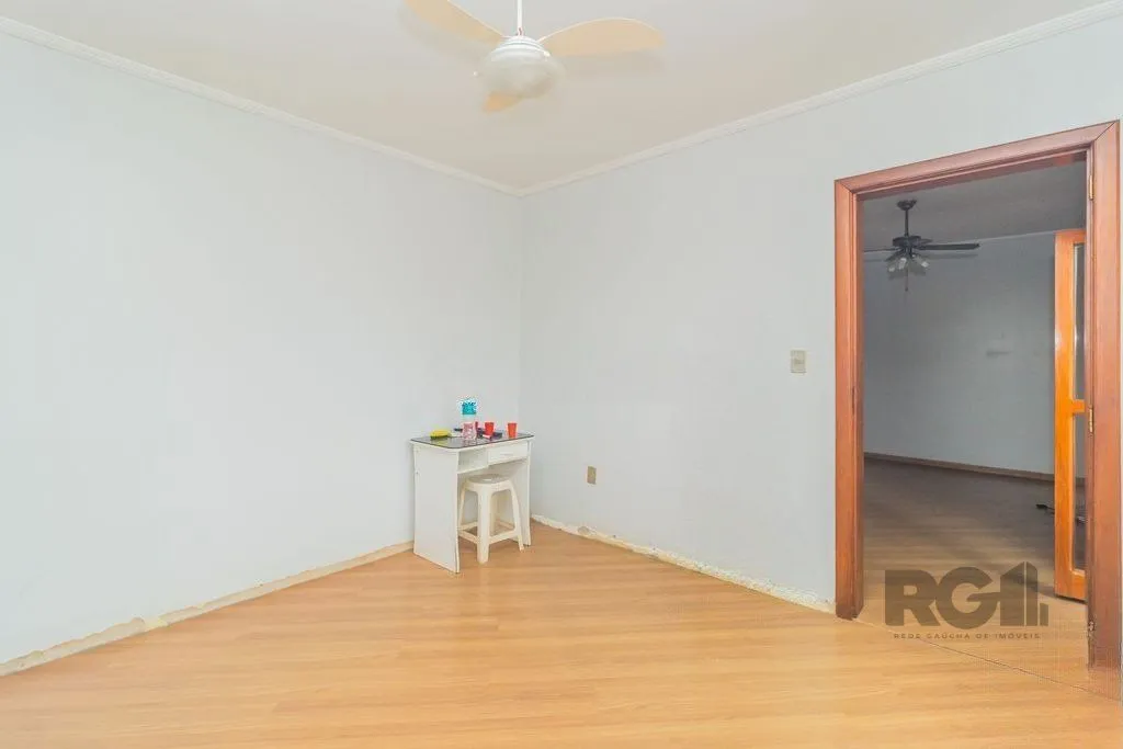 Imagem Casa com 240m², 3 dormitórios, 6 vagas no bairro Sarandi