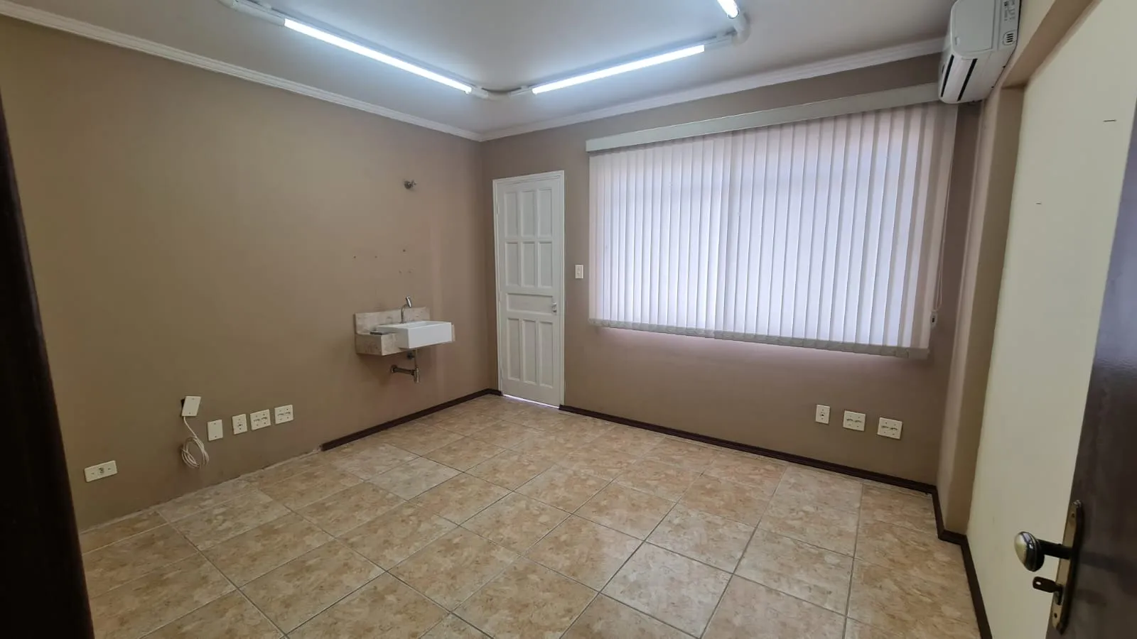 Imagem Sala comercial à venda, Centro de Sorocaba, 25 m², recepção, pronta para uso, próxima à Rua São Bento e ao Boulevard Braguinha, ideal para escritório