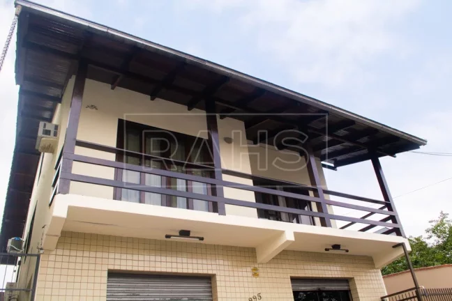Imagem Excelente sobrado comercial e residencial, em rua pavimentada com vários comércios e fácil acesso...
