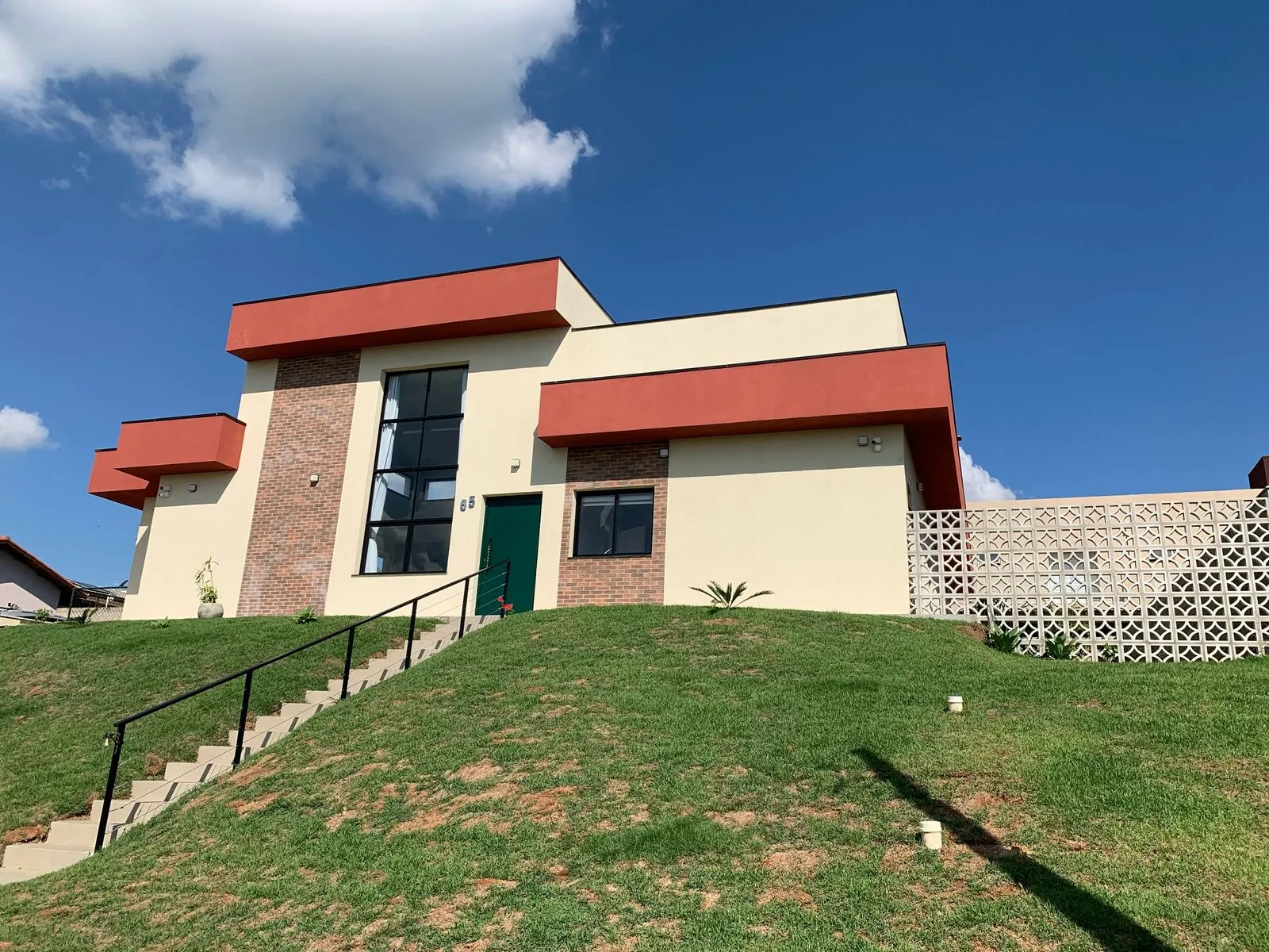 Imagem Casa em Condomínio de Luxo à Venda em Itupeva-SP, no Residencial Montes Claros: 6 quartos, 2 suítes, 5 banheiros, 2 vagas, 172 m².