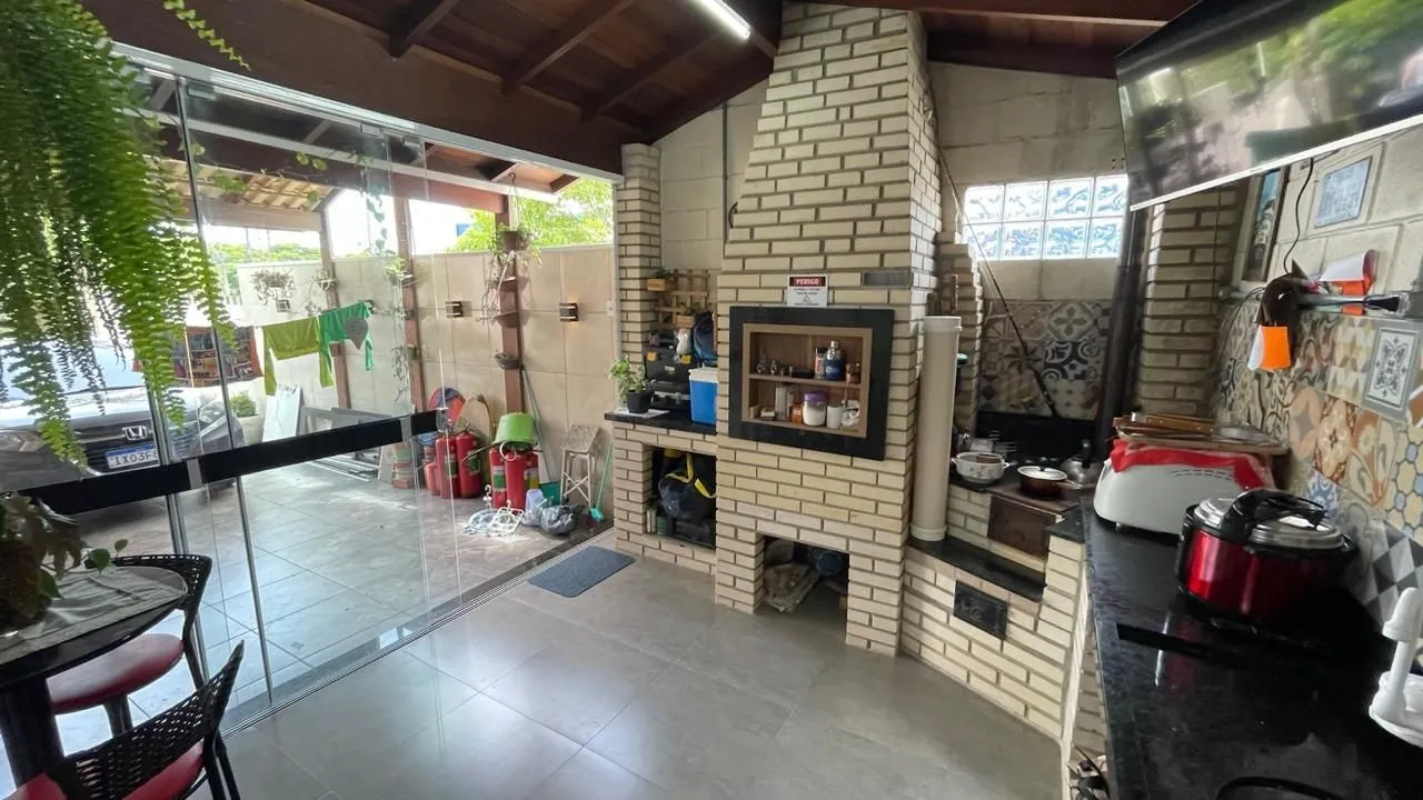 Imagem Casa com 3 dormitórios no bairro Humaitá