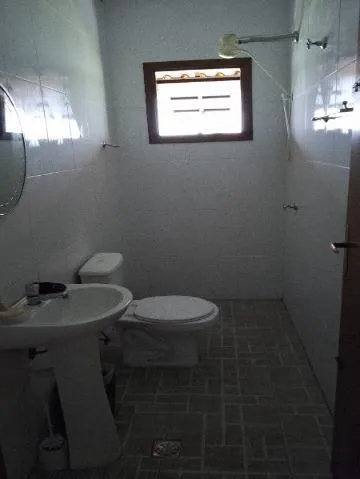 Imagem VENDA DE CASA NO COPACO, EM ARUJÁ/SP, 147m² com 3 suítes, quintal amplo, churrasqueira, sala de estar e jantar e garagem coberta. CONSULTE-NOS.
