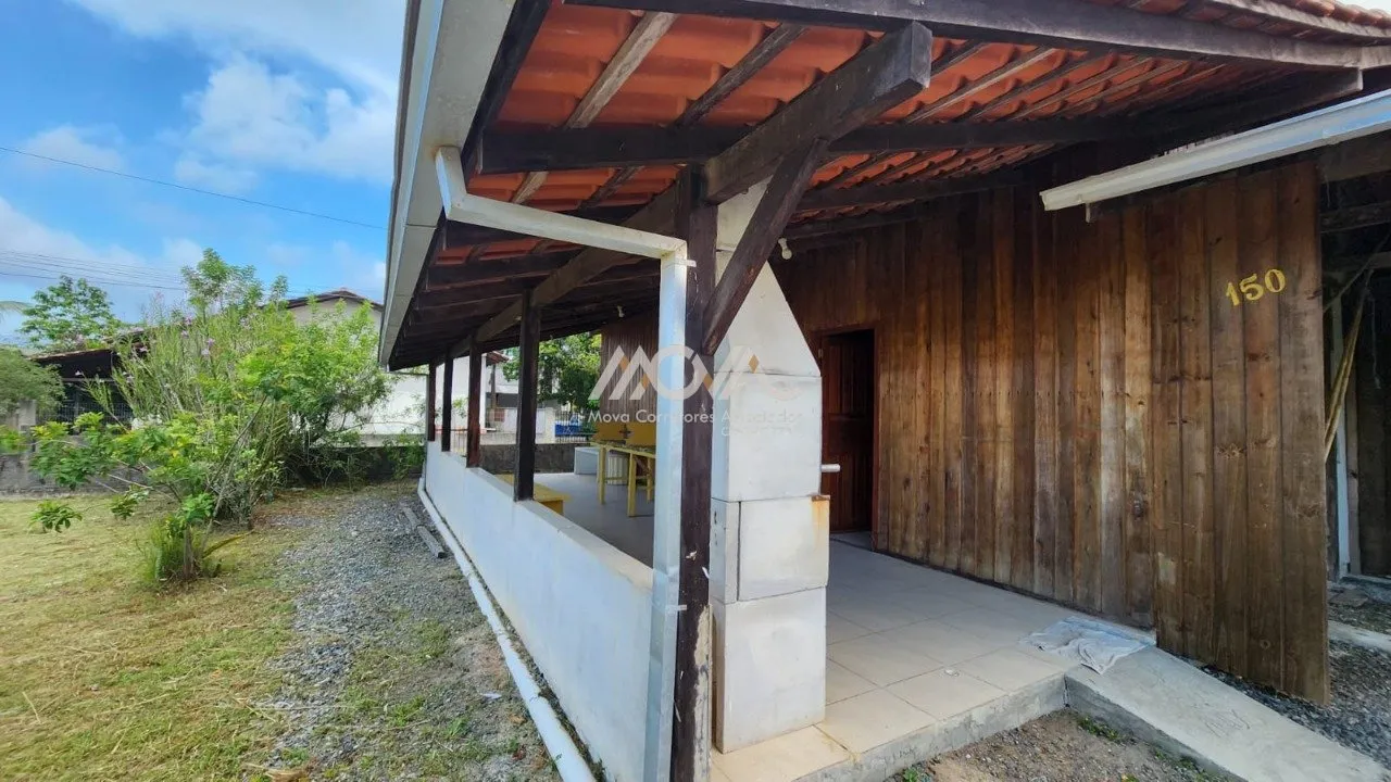 Imagem Casa localizada na Vila da Glória, em terreno de esquina, a aproximadamente 150 metros da praia.

S...