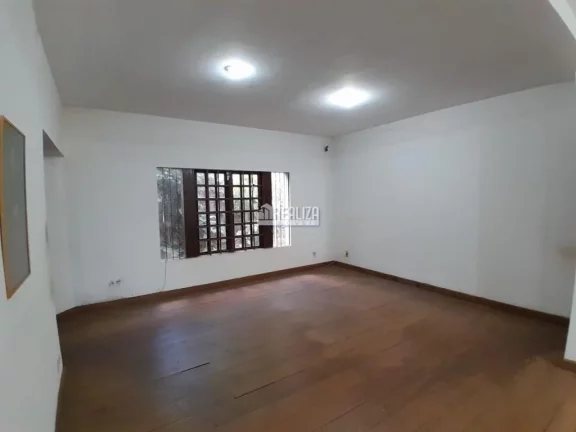 Imagem Casa à venda no bairro Nossa Senhora da Abadia, em Uberaba: 4 dormitórios, suíte, área de lazer e mais!