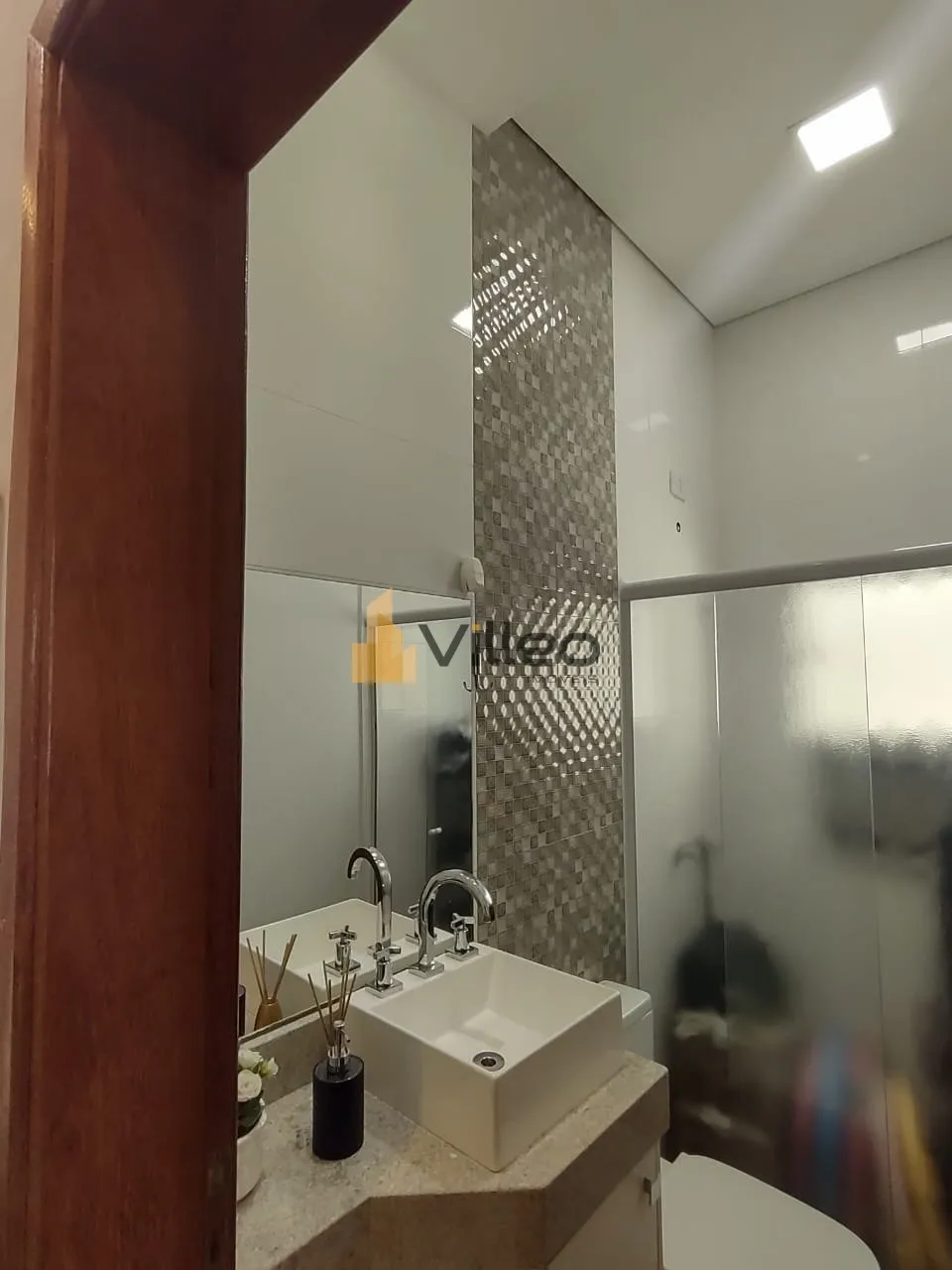 Imagem Descubra o privilégio de viver com conforto, segurança e requinte nesta residência única no Resi...