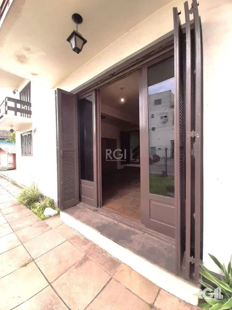 Imagem Casa com 351,60m2 de área construída em propriedade de 743m2 no Bairro Jardim Carvalho.