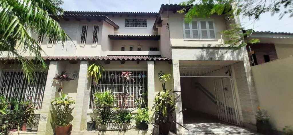 Imagem VENDE - AMPLA CASA RESIDENCIAL COM PISCINA E 5 VAGAS