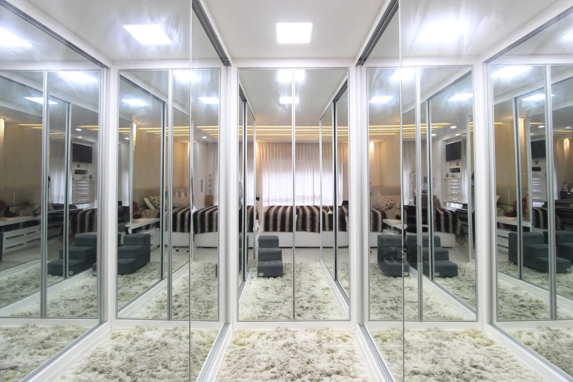 Imagem apartamento de 3 dormitórios, com 3 suítes no bairro Menino Deus