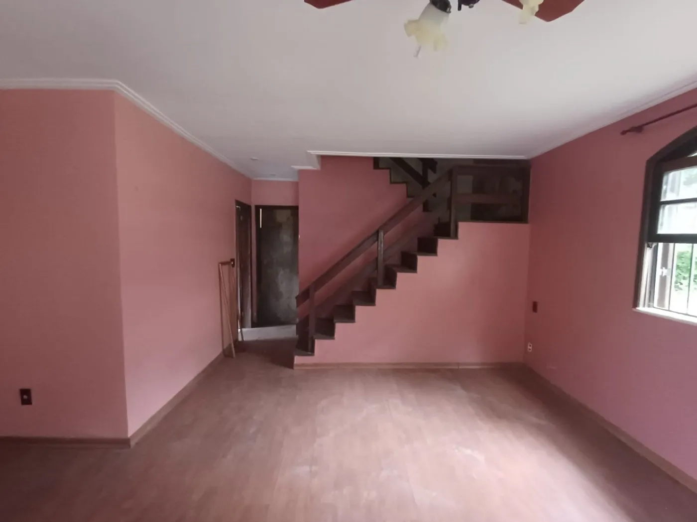 Imagem Ótima casa duplex espaçosa com 5 quartos e área de lazer!