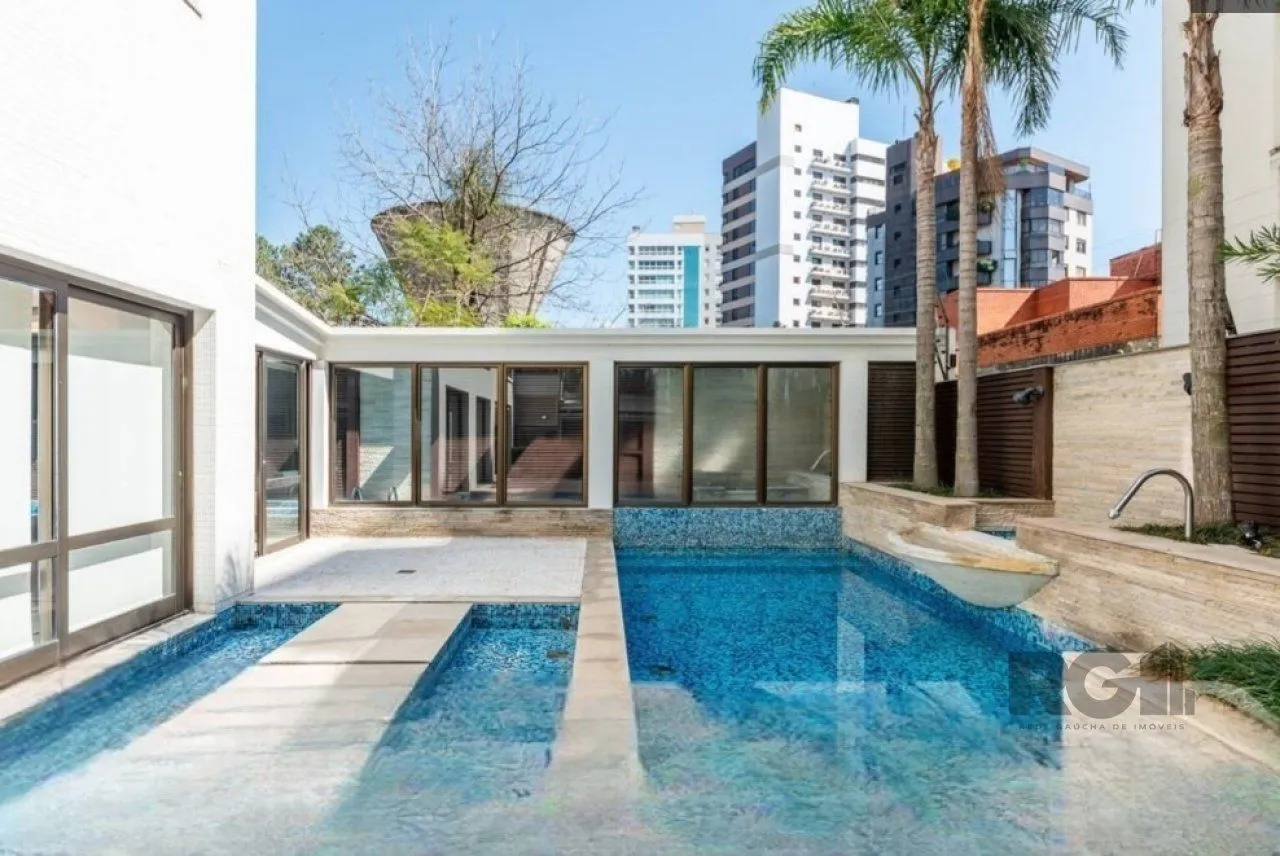 Imagem Casa no bairro Boa Vista em porto alegre com piscina, churrasqueira, lareira e garagem para 3 carros.