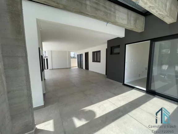 Imagem Casa a venda, Alto padrão, 04 suítes, piscina, no centro de Camboriú SC