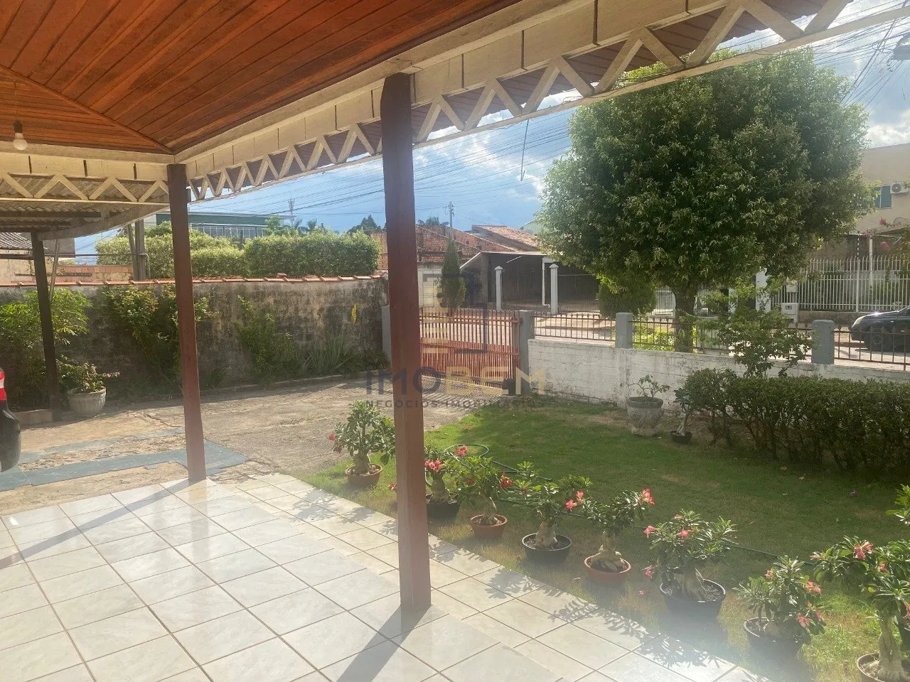 Imagem Encantadora casa à venda no Setor Residencial Sul em Sinop.

Com 180 m² de área total, esta resid...