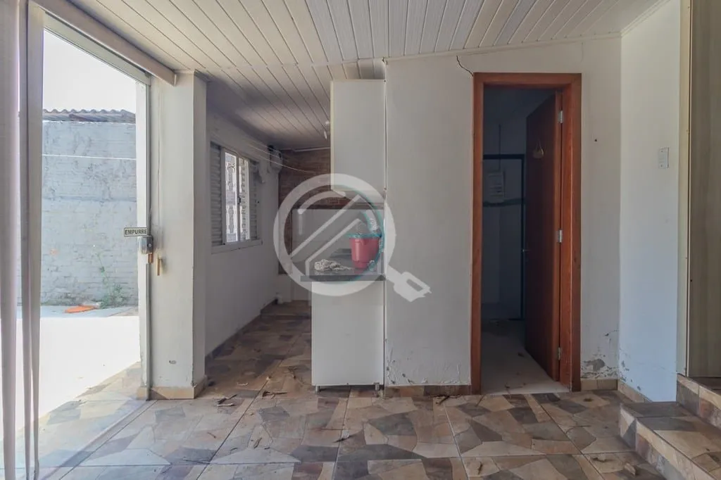 Imagem Sobrado três quartos com uma suíte, living, banheiro social, cozinha e pátio. O sobrado possui ar...