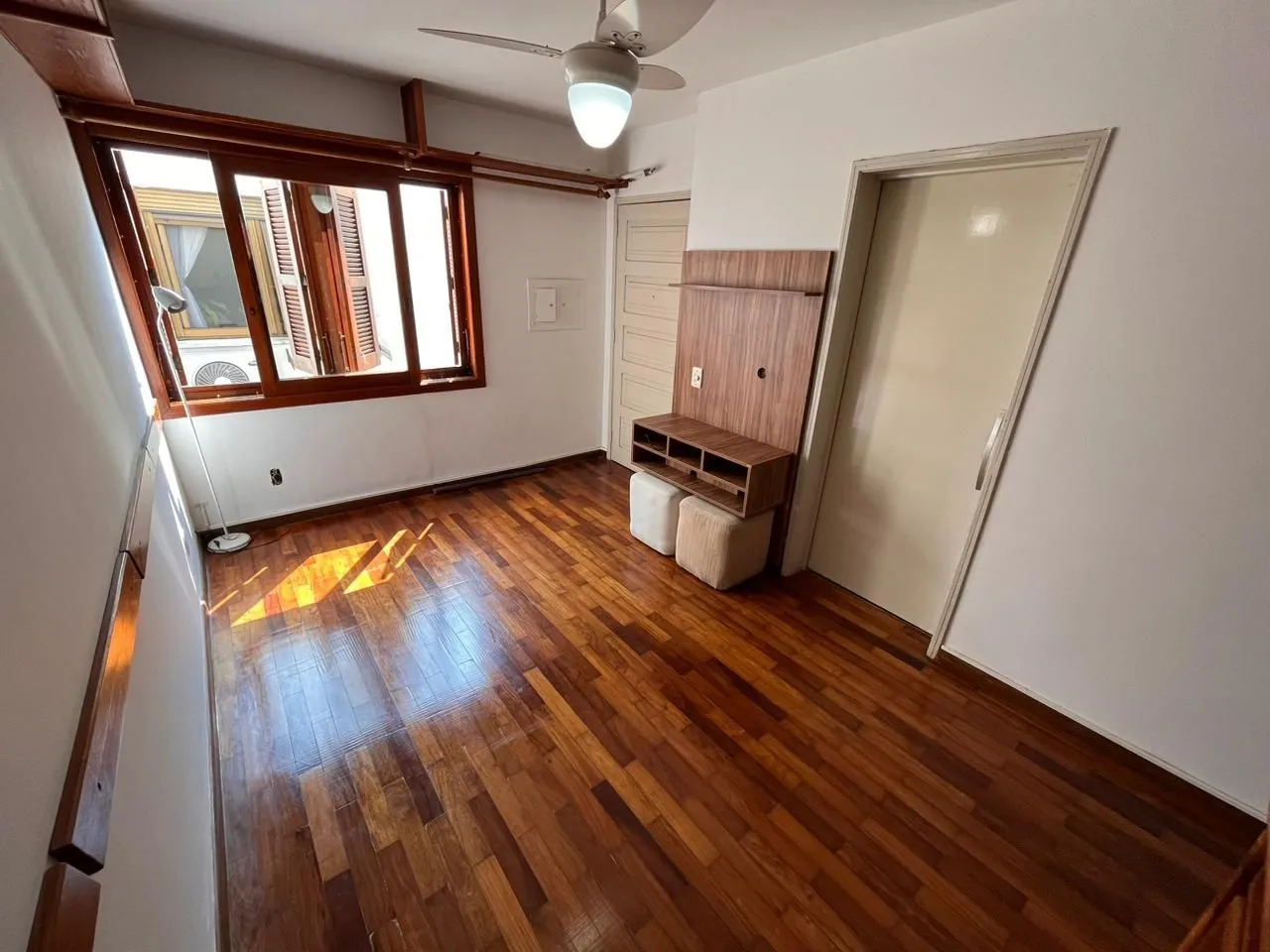 Imagem Apartamento de dois quartos e uma vaga de garagem no bairro Petrópolis em POA/RS