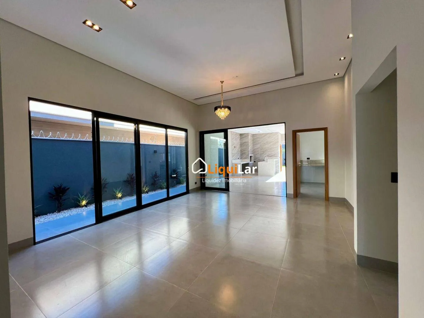 Imagem Casa de Alto Padrão no Carandá Bosque com 3 Suítes, Piscina Aquecida e Amplo Quintal