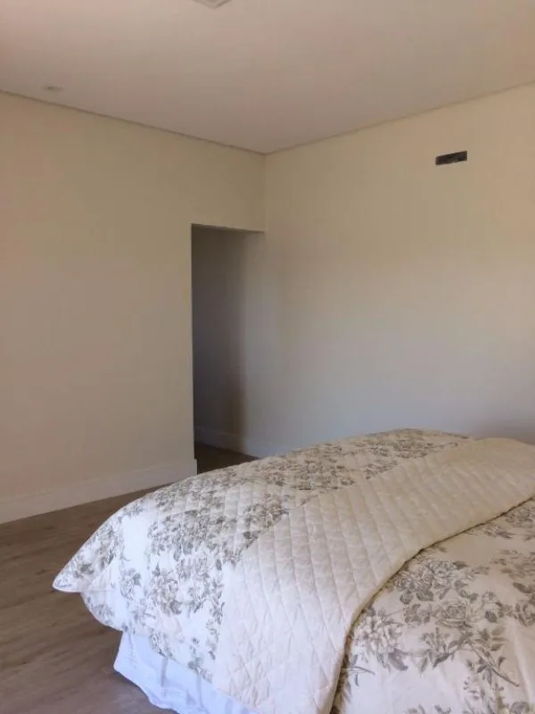 Imagem Luxuosa Casa em Condomínio: 4 Quartos, 4 Suítes, 3 Salas e 620m² em Valinhos-SP, Condomínio Zurich Dorf