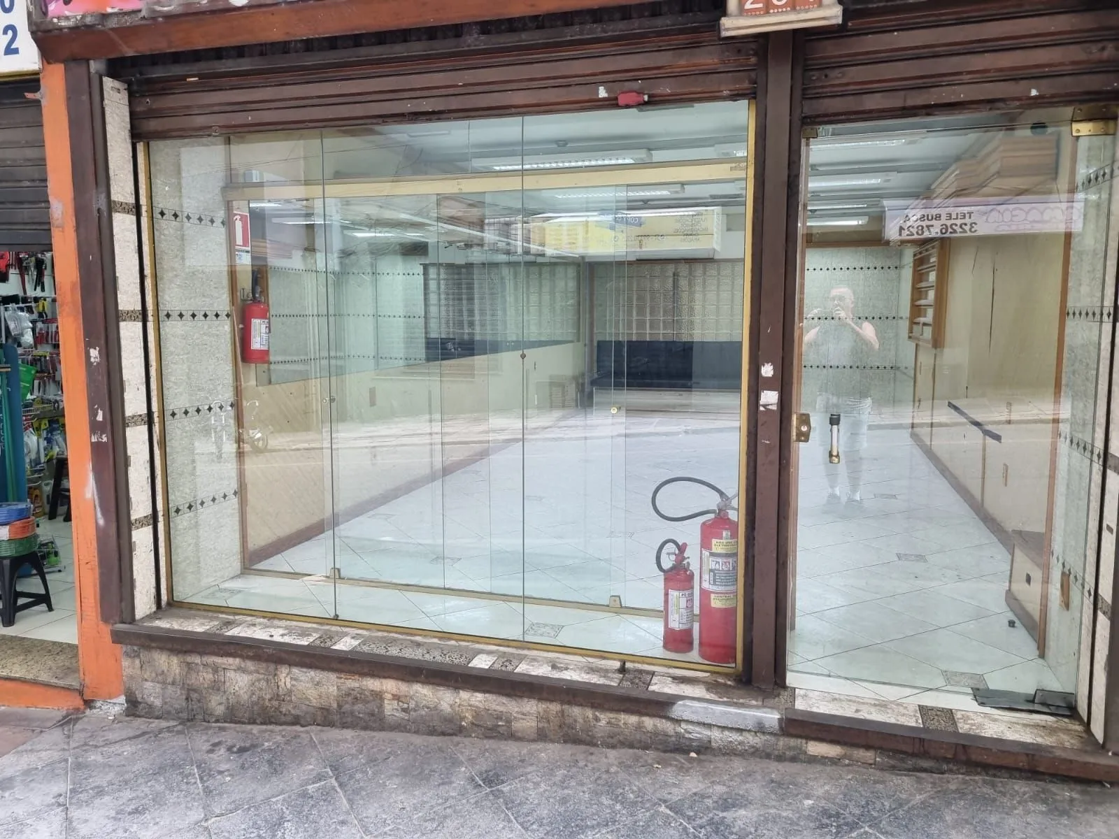 Imagem Loja Térrea de Frente à Venda no Centro Histórico de Porto Alegre