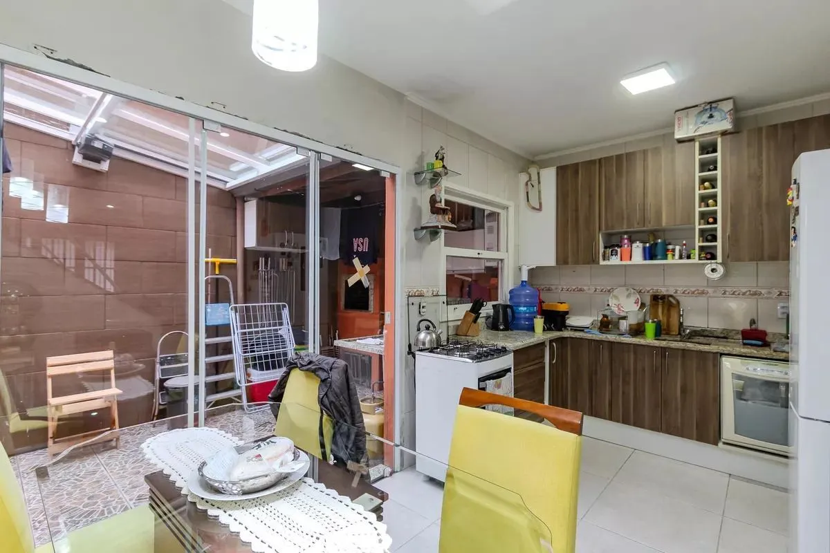 Imagem Casa de condomínio, 3 dormitórios, 1 suíte e 2 vagas cobertas no bairro Teresópolis.