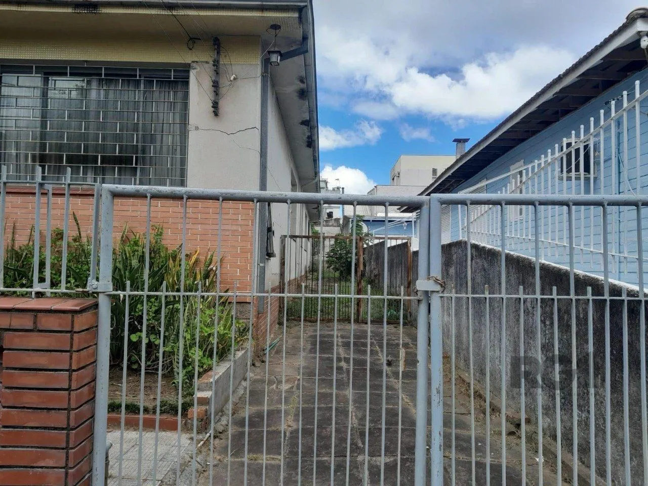 Imagem Casa de 5vquartos e 3 vagas de garagem no bairro Santana em Porto Alegre