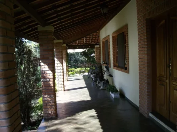 Imagem Chácara com terreno de 2.500m2 e com área construída de 540m2, com duas casas (sede e hóspedes),...