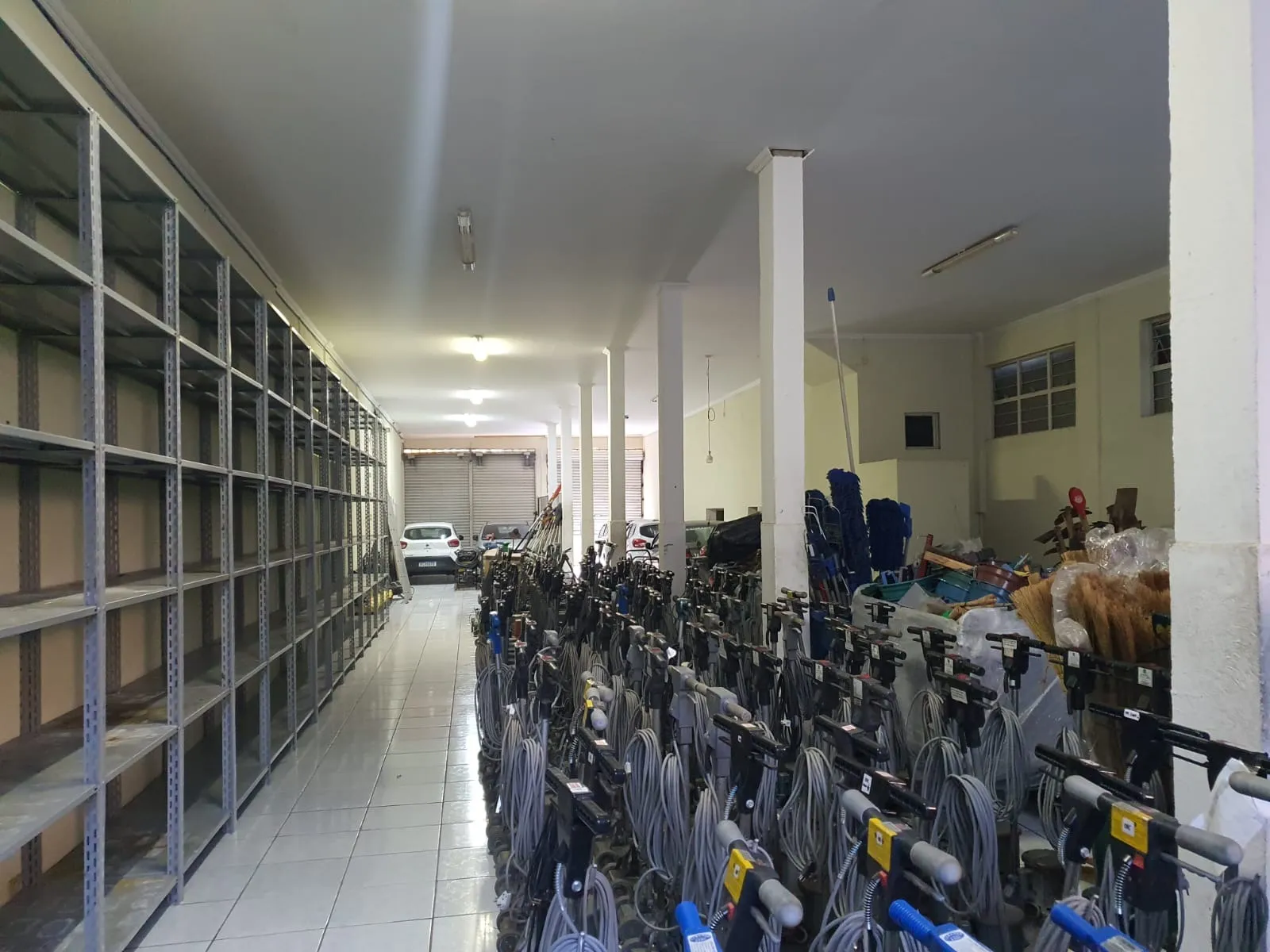 Imagem Oportunidade Única: Adquira Agora Este Espaço Comercial Espaçoso e Encantador no Bairro Jardim Simus!