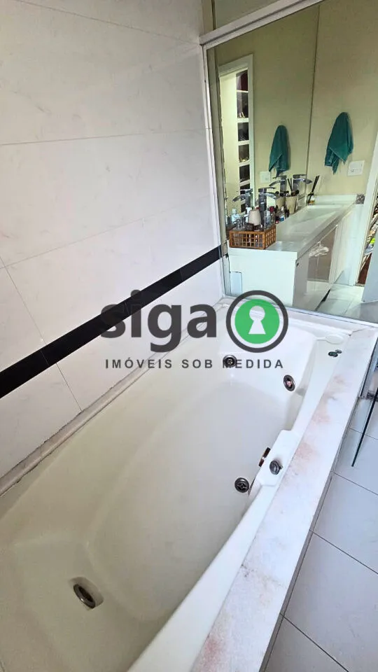 Imagem Apartamento com 211m2, 3 dormitórios e 3 vagas à venda no Panamby