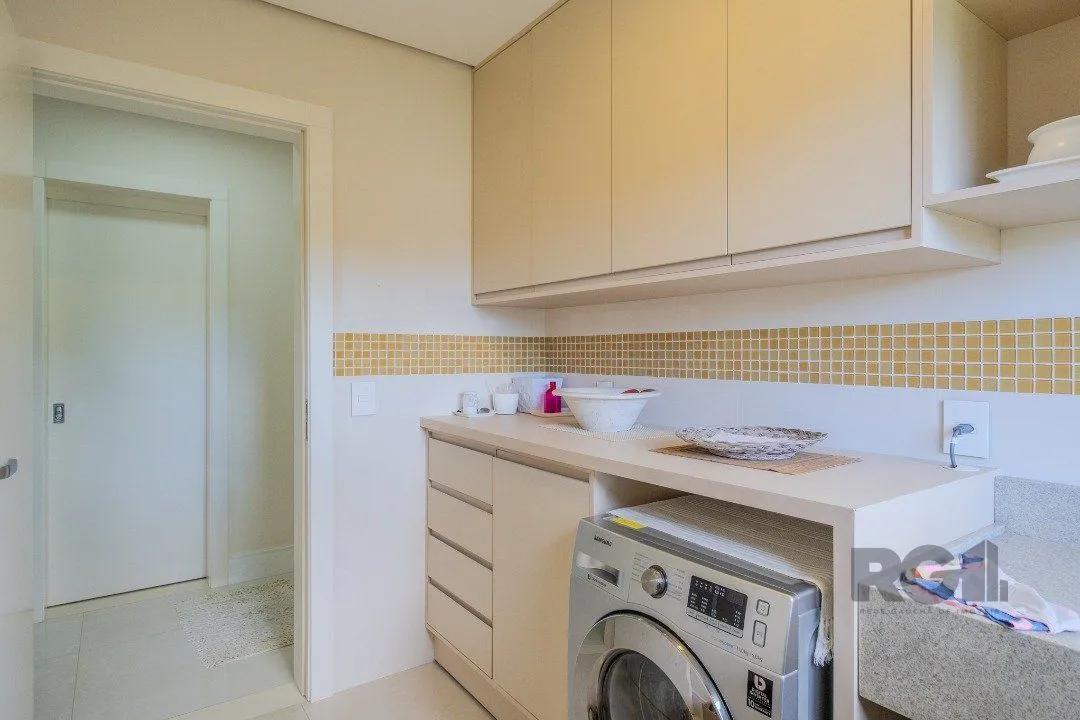 Imagem Casa semimobiliada e possui 3 suítes (sendo 1 delas master com closet e hidro)