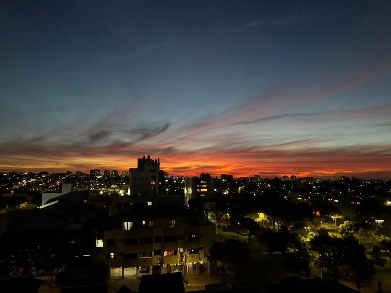Imagem Semi-mobiliado, 3 dormitórios, 2 vagas lado a lado - Jardim Planalto