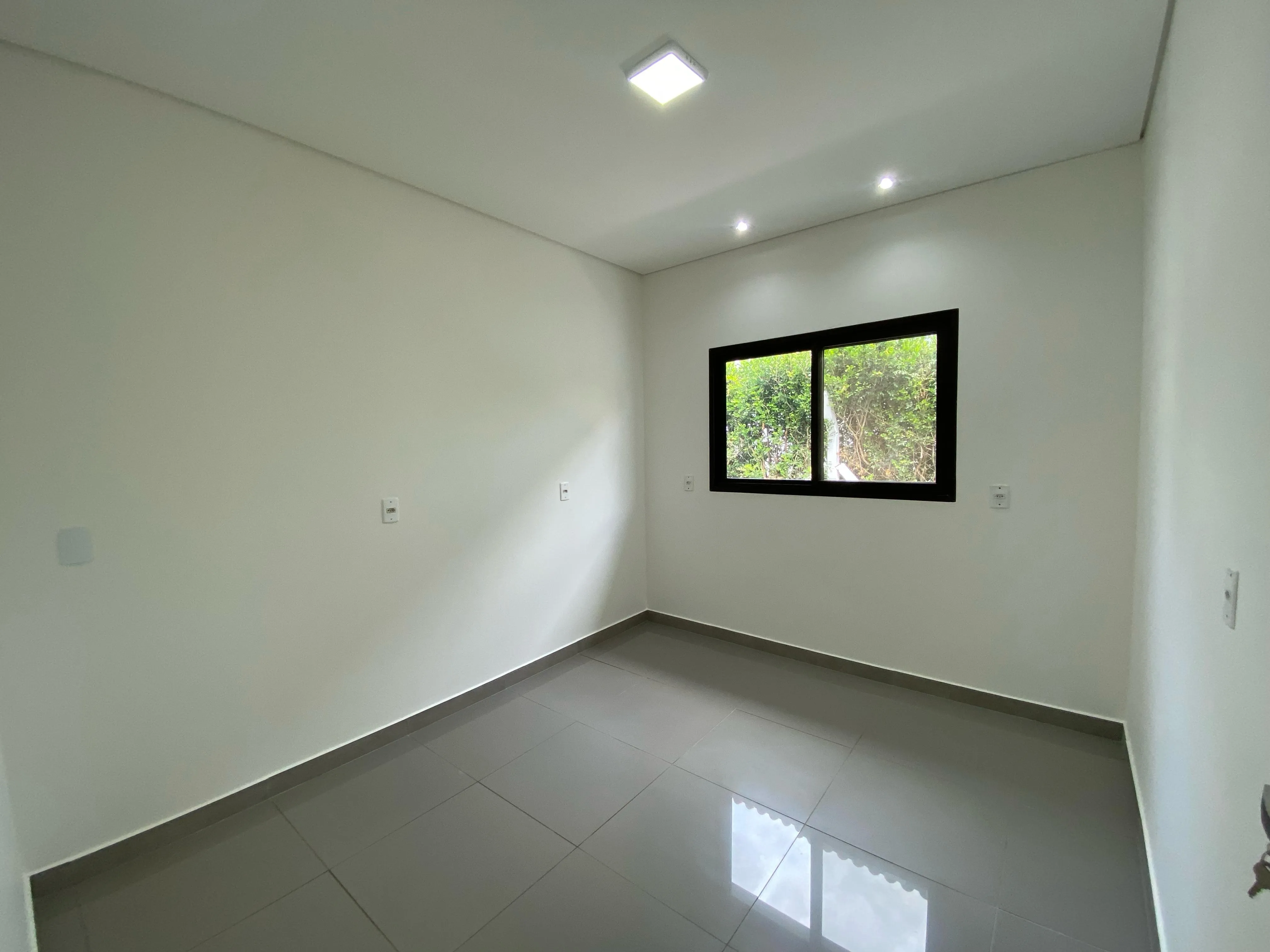 Imagem Casa no Condomínio Portal do Sabiá - 380m² de Área Construída, 3 Suítes e Piscina