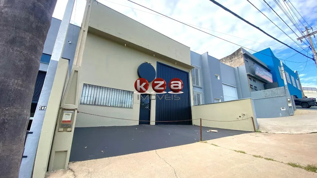 Imagem Barracão Comercial para Locação em Valinhos-SP, Parque dos Cocais: 2 Salas, 3 Banheiros, 2 Vagas e 300m². Venha conferir!