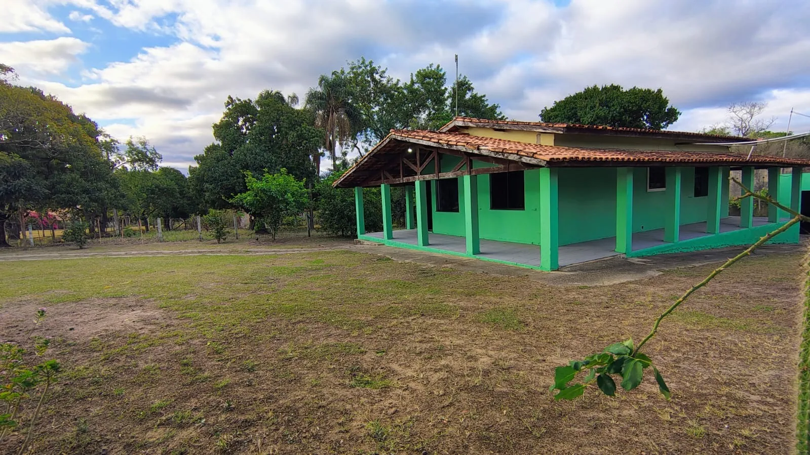 Foto do imóvel Chácara com 8925,30m² de Terreno, Casa de 204m², Barracão e Poço Caipira em ARACOIABINHA, IPERÓ - SP