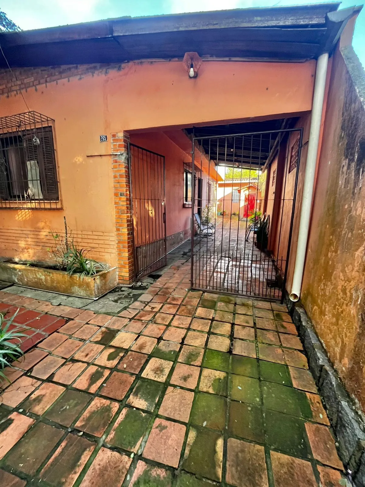 Imagem Casa na Rua Marista, Partenon, com 11,00 de frente por 23,00 de frente a fundos
