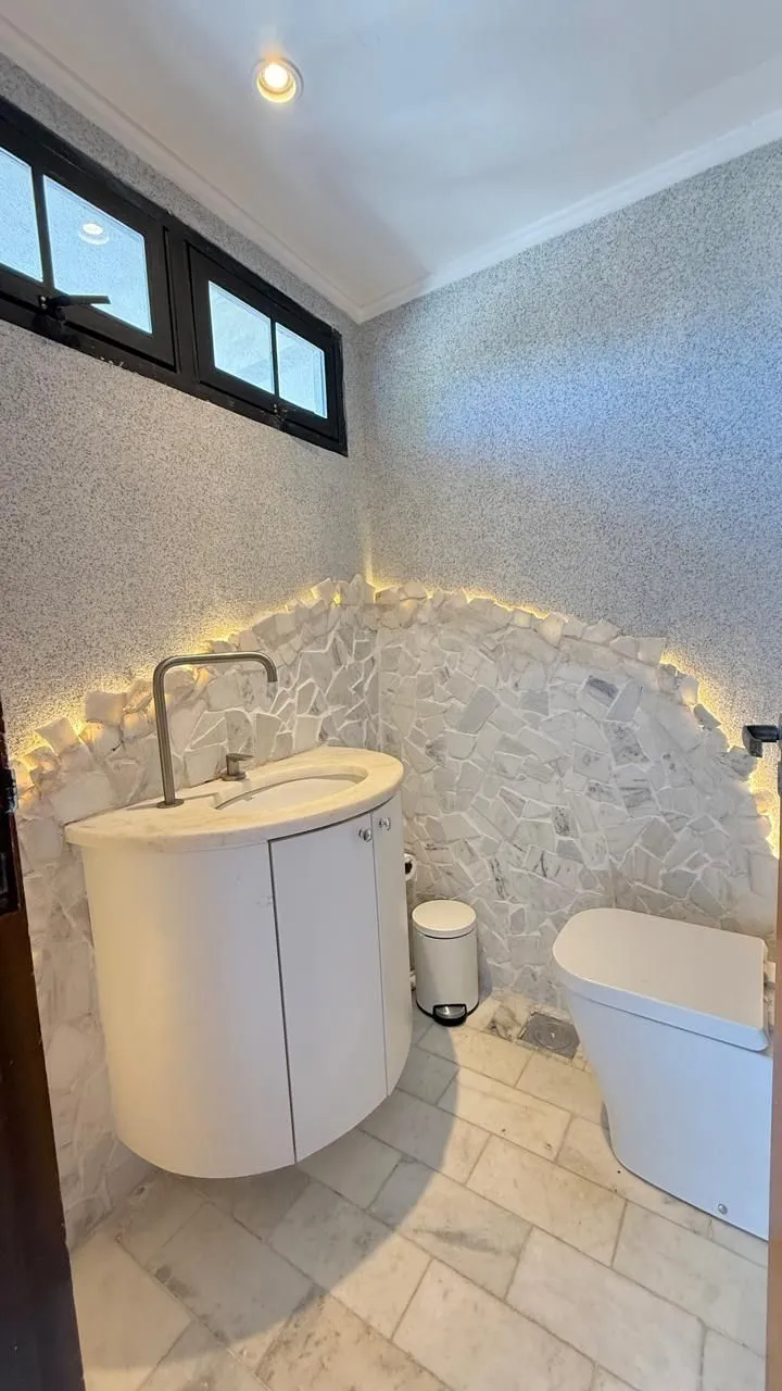 Imagem Casa semi reformada com 4 dormitórios e 4 vagas no Chácara das Pedras próx. Joao Wallig.