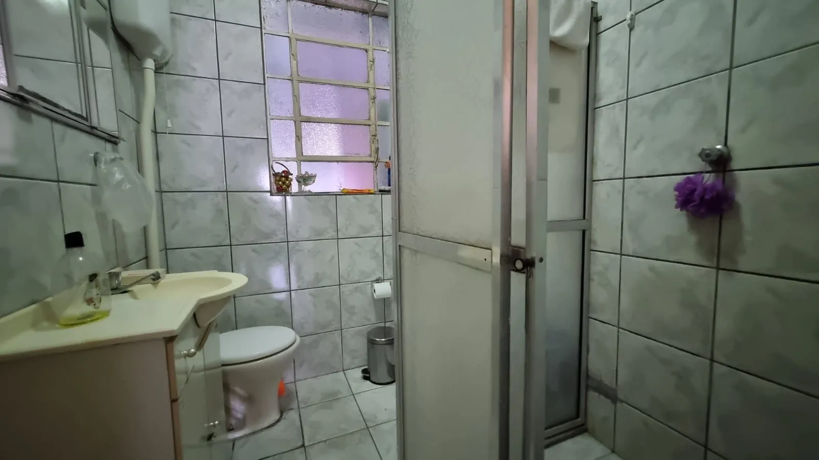 Imagem Casa Residencial de 2 pisos com 3 dormitórios , 2 banheiros + 1anexo com 2 aptos JKs , construído nos fundos do terreno no bairro Cidade Baixa/Azenha em Porto Alegre/RS.