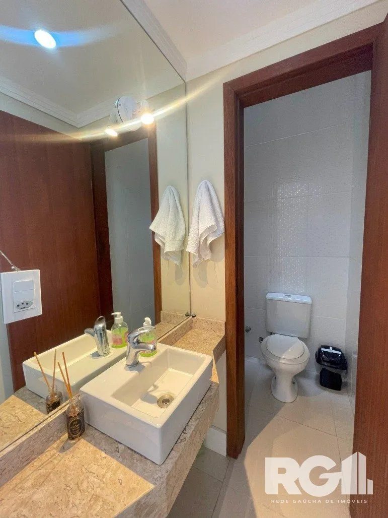 Imagem Bela casa três dormitórios localizada nos altos do bairro Guarujá