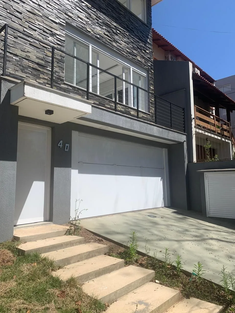 Imagem Casa com 3 dormitórios e suíte à Venda no Bairro Medianeira - Porto Alegre/RS