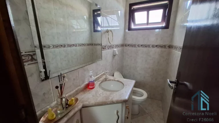 Imagem Sobrado 04 quartos c/ suíte de esquina três pavimentos, ótima localização região tranquila no Hauer, Curitiba. PR